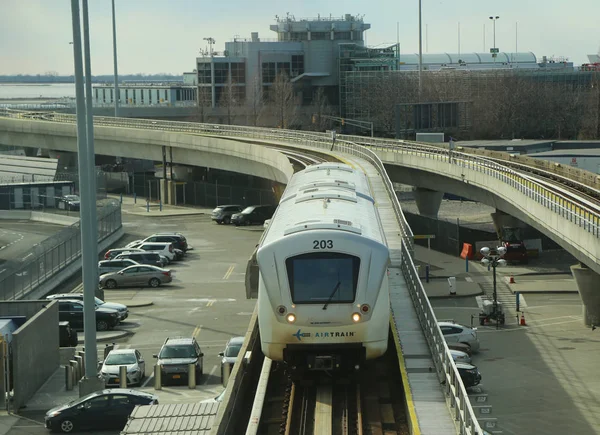 JFK Airport AirTrain arriva al Terminal 4 di Delta Airline all'aeroporto internazionale JFK di New York . — Foto Stock