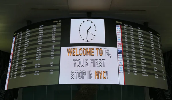Прибытие в терминал 4 авиакомпании Delta Airline в Международном аэропорту имени Джона Кеннеди в Нью-Йорке — стоковое фото