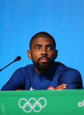 Olimpiyat Şampiyonu Irving Kyrie Rio 2016 Olimpiyat Oyunları Basın Merkezi erkekler basketbol takımı ABD basın toplantısı sırasında
