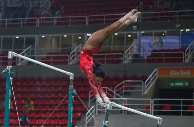 Olimpiyat Şampiyonu Gabby Douglas kadın tüm-çevrede jimnastik Rio 2016 Olimpiyatları önce asimetrik paralel olarak Amerika Birleşik Devletleri uygulamaları