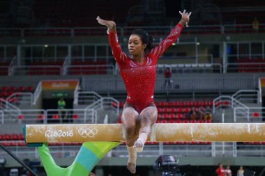 Olimpiyat Şampiyonu Gabby Douglas kadın tüm-çevrede jimnastik Rio 2016 Olimpiyatları önce asimetrik paralel olarak Amerika Birleşik Devletleri uygulamaları