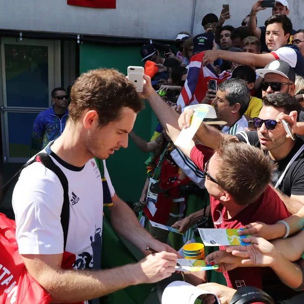 Mistrz olimpijski Andy Murray Wielkiej Brytanii podpisuje autografy po mężczyzn singli półfinał Igrzysk Rio 2016 — Zdjęcie stockowe