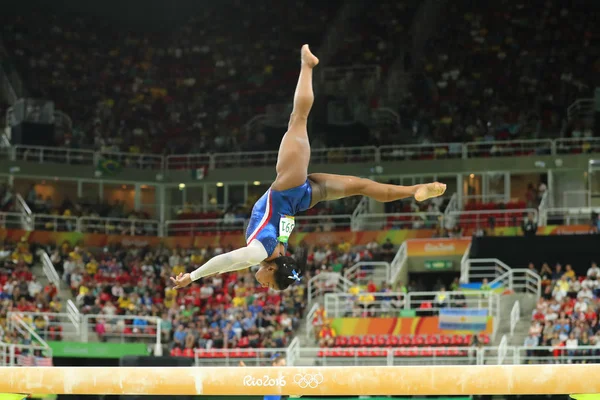 La campeona olímpica Simone Biles de Estados Unidos compite en la barra de equilibrio en la gimnasia femenina en los Juegos Olímpicos de Río 2016 — Foto de Stock