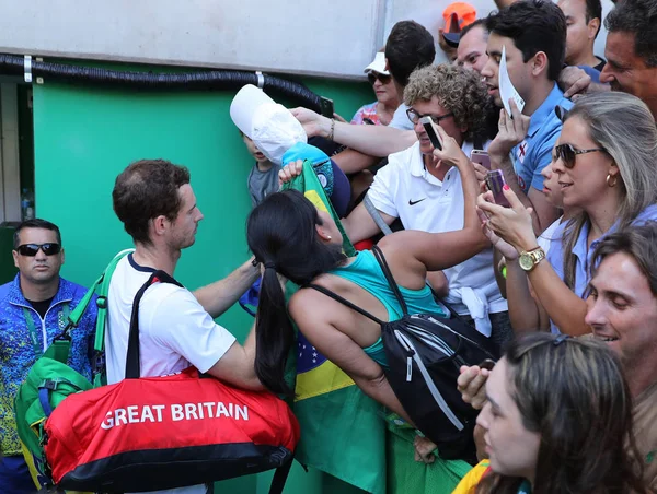 男子シングルス準決勝リオ 2016年のオリンピック大会の後イギリスのアンディ ・ マレーのオリンピック チャンピオンのサインします。 — ストック写真