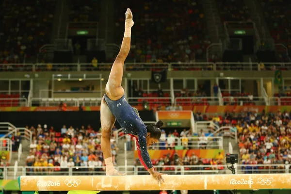 Olympisk mästare Gabby Douglas USA tävlar på balans balken på all-around gymnastik kvalspelet olympiska spelen i Rio 2016 — Stockfoto