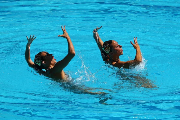 奥纳卡博内尔和西班牙杰玛 Mengual 竞争在花样游泳二重奏免费常规初步的里约 2016 年 — 图库照片