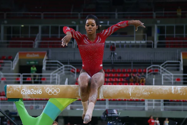 La campeona olímpica Gabby Douglas de Estados Unidos practica en la barra de equilibrio antes de la gimnasia femenina en los Juegos Olímpicos de Río 2016 — Foto de Stock