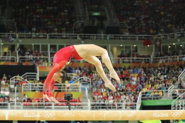 Kadın tüm-çevrede jimnastik Rio 2016 Olimpiyatları, denge aleti üzerinde Olimpiyat Şampiyonu Amerika Birleşik Devletleri Aly Raisman yarışıyor 