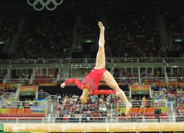 Kadın tüm-çevrede jimnastik Rio 2016 Olimpiyatları, denge aleti üzerinde Olimpiyat Şampiyonu Amerika Birleşik Devletleri Aly Raisman yarışıyor 