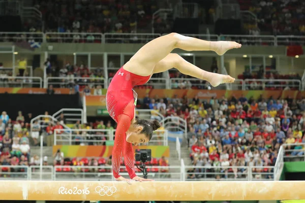 Olympisk mästare Aly Raisman av Förenta staterna konkurrerar på balans balken på kvinnors mångkamp i gymnastik vid OS Rio 2016 — Stockfoto