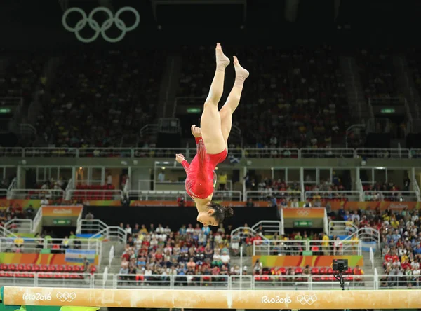 La campeona olímpica Aly Raisman de Estados Unidos compite en la barra de equilibrio en la gimnasia femenina en los Juegos Olímpicos de Río 2016 — Foto de Stock