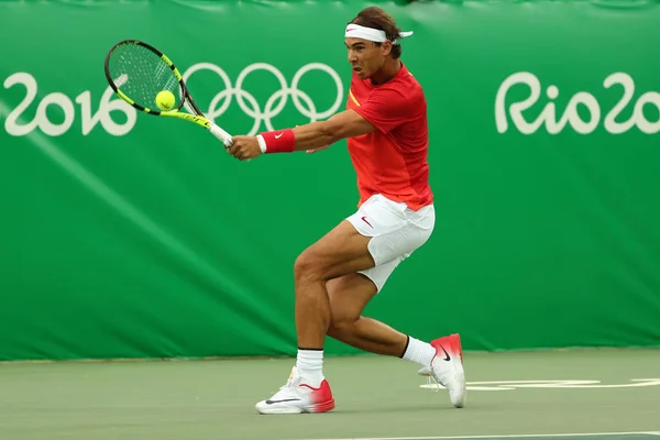 Campeón Olímpico Rafael Nadal de España en acción durante el partido individual masculino de primera ronda de los Juegos Olímpicos de Río 2016 — Foto de Stock