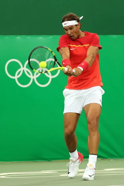 Campeón Olímpico Rafael Nadal de España en acción durante el partido individual masculino de primera ronda de los Juegos Olímpicos de Río 2016 — Foto de Stock