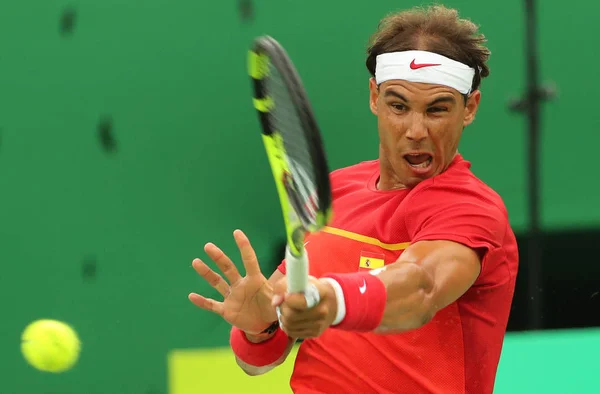 Campeón Olímpico Rafael Nadal de España en acción durante el partido individual masculino de primera ronda de los Juegos Olímpicos de Río 2016 — Foto de Stock