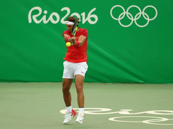 Campeão olímpico Rafael Nadal da Espanha em ação durante a primeira rodada dos Jogos Olímpicos Rio 2016 — Fotografia de Stock