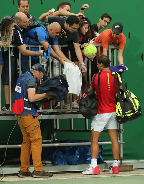 Олимпийский чемпион Испании Рафаэль Надаль раздает автографы после матча первого тура Олимпийских игр в Рио-2016 — стоковое фото