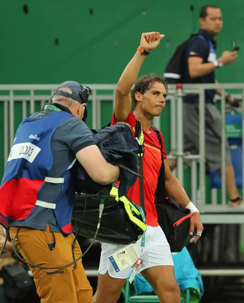 Olympisch kampioen Rafael Nadal van Spanje viert overwinning na het mannen-enkelspel, eerste ronde wedstrijd van de Olympische spelen Rio 2016 — Stockfoto