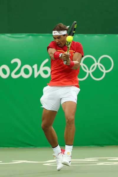 Campeón Olímpico Rafael Nadal de España en acción durante el partido individual masculino de primera ronda de los Juegos Olímpicos de Río 2016 — Foto de Stock