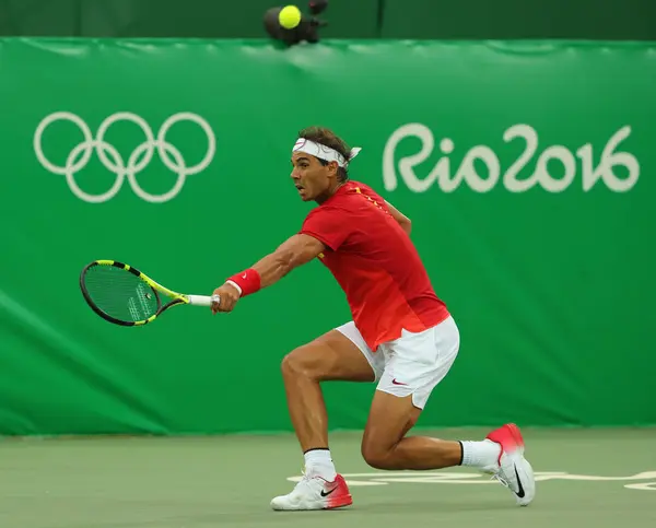 Campeón Olímpico Rafael Nadal de España en acción durante el partido individual masculino de primera ronda de los Juegos Olímpicos de Río 2016 — Foto de Stock