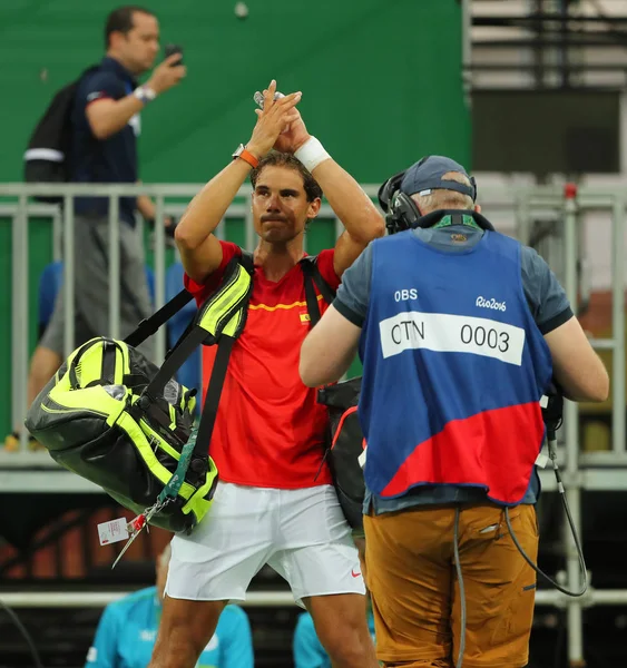 Il campione olimpico Rafael Nadal di Spagna celebra la vittoria dopo la partita del primo turno maschile dei Giochi Olimpici di Rio 2016 — Foto Stock