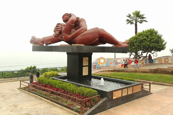 El Beso of "De kus" sculptuur in het "Parque del Amor" (Love Park) door de Stille Oceaan in de Miraflores district van Lima — Stockfoto