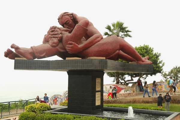 El Beso or "The kiss" sculpture in the "Parque del Amor" (Love Park) by the Pacific Ocean in the Miraflores district of Lima — Stock Photo, Image