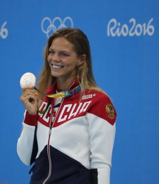 Gümüş madalya Yuliya Efimova Rusya'nın kadın 100 sonra madalya töreni sırasında m kurbağalama son Rio 2016 Olimpiyat Oyunları 