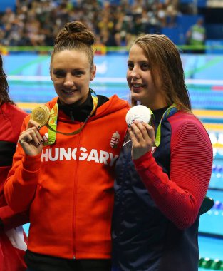 Olimpiyat Şampiyonu Katinka Hosszu Macaristan (L) ve madalya Kathleen Baker ABD sonra Kadınlar 100m Sırtüstü Rio 2016 Olimpiyatları madalya töreni sırasında