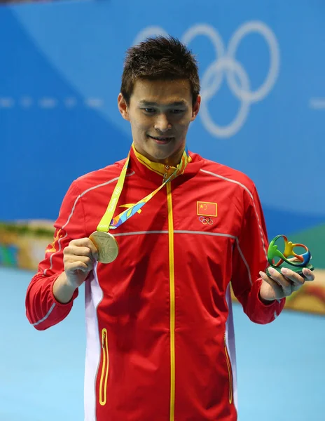 Olympic champion Yang Sun of China during medal ceremony after Men's 200m freestyle of the Rio 2016 Olympics — Stock Photo, Image