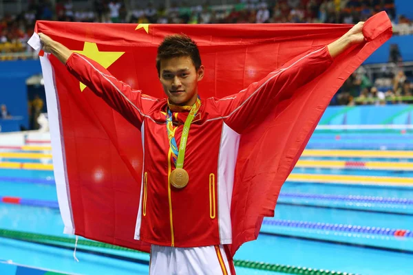 Olympic champion Yang Sun of China during medal ceremony after Men's 200m freestyle of the Rio 2016 Olympics — Stock Photo, Image
