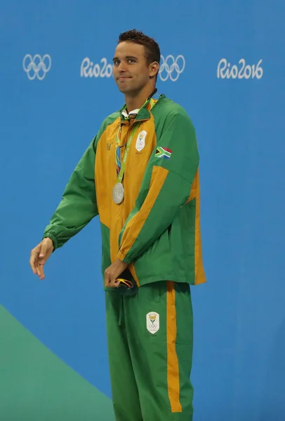 Medallista de Plata Chad le Clos de Sudáfrica durante la ceremonia de medalla después de 200m estilo libre masculino de los Juegos Olímpicos de Río 2016 — Foto de Stock