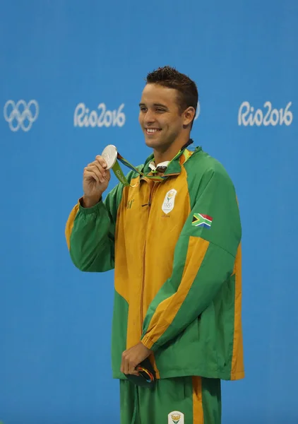 Medallista de Plata Chad le Clos de Sudáfrica durante la ceremonia de medalla después de 200m estilo libre masculino de los Juegos Olímpicos de Río 2016 — Foto de Stock