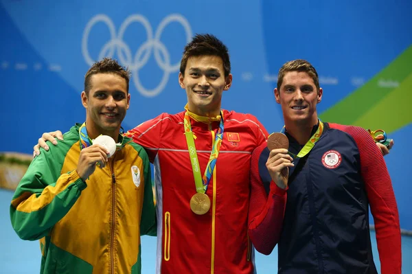 Chad le Clos de Sudáfrica (L), campeón olímpico Yang Sun de China y Conor Dwyer de EE.UU. durante la ceremonia de medalla después de 200m estilo libre masculino del Río 2016 — Foto de Stock