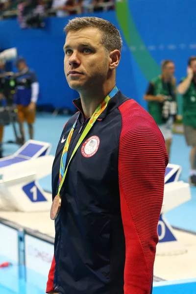 Medallista de bronce David Plummer de Estados Unidos durante la ceremonia de medalla después de 100m espalda de los Hombres de los Juegos Olímpicos de Río 2016 en el Estadio Acuático Olímpico — Foto de Stock