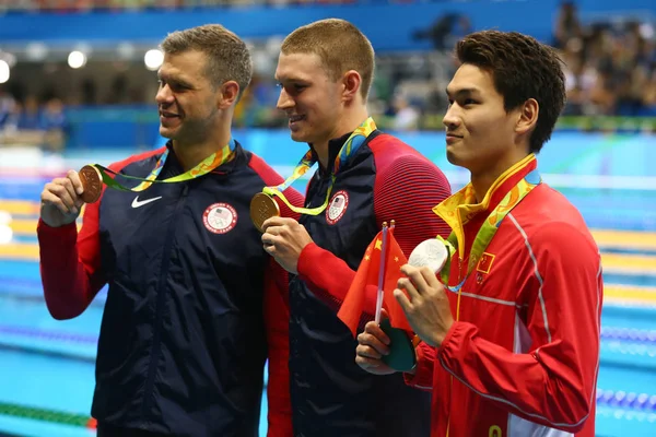 David Plummer de EE.UU., campeón olímpico Ryan Murphy de EE.UU. y Jiayu Xu de China durante la ceremonia de medalla después de 100m espalda de los hombres de los Juegos Olímpicos de Río 2016 — Foto de Stock