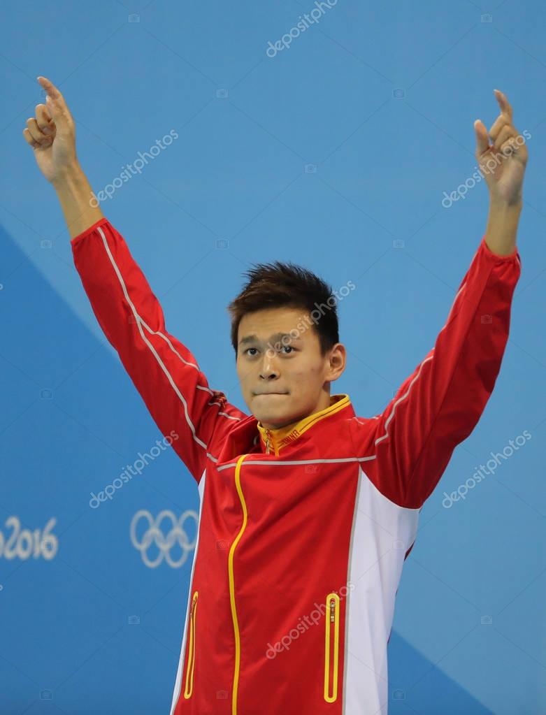 Campeón Olímpico Yang Sun de China durante la ceremonia de medalla después de 200m estilo libre