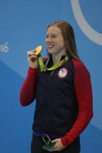 アメリカ合衆国のオリンピック チャンピオンのリリー王を祝う勝利女子 100 メートル平泳ぎ決勝でリオ 2016年のオリンピック大会の — ストック写真