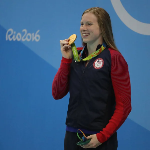 La campeona olímpica Lilly King de los Estados Unidos celebra la victoria después de 100m Breaststroke Final Femenino de los Juegos Olímpicos de Río 2016 — Foto de Stock