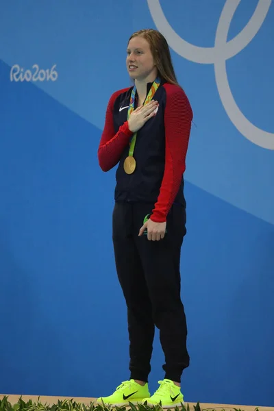 Az Egyesült Államok olimpiai bajnok Lilly King ünnepli győzelem után női 100 m mellúszás végső a Rio 2016 olimpiai játékok — Stock Fotó