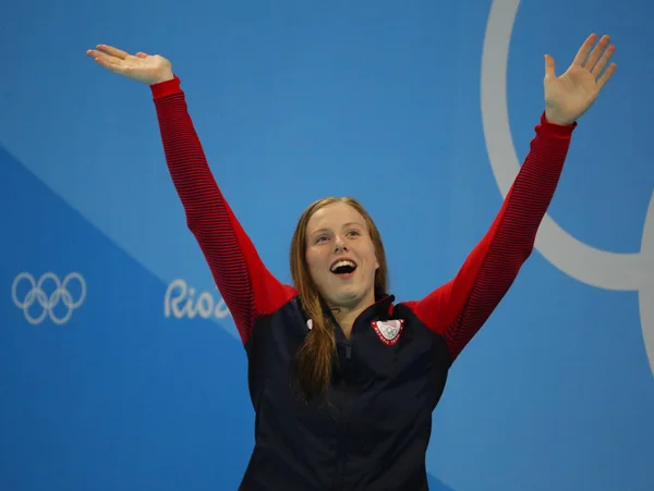 アメリカ合衆国のオリンピック チャンピオンのリリー王を祝う勝利女子 100 メートル平泳ぎ決勝でリオ 2016年のオリンピック大会の — ストック写真