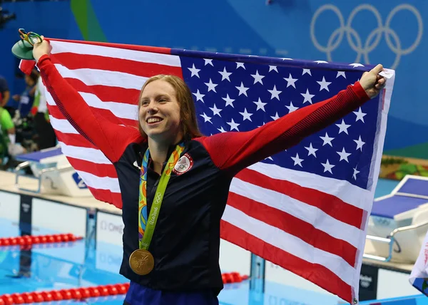 Olympijský šampion Lilly král Spojených států slaví vítězství po ženy 100 m prsa závěrečné olympijské hry Rio 2016 — Stock fotografie