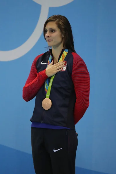 Medallista de Bronce Catherine Meili de los Estados Unidos durante la ceremonia de medalla después de 100m Breaststroke Femenino Final de los Juegos Olímpicos de Río 2016 — Foto de Stock