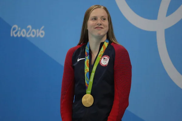La campeona olímpica Lilly King de los Estados Unidos celebra la victoria después de 100m Breaststroke Final Femenino de los Juegos Olímpicos de Río 2016 — Foto de Stock