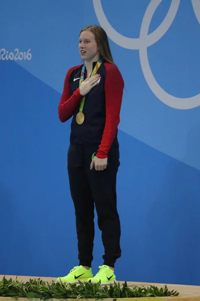 アメリカ合衆国のオリンピック チャンピオンのリリー王を祝う勝利女子 100 メートル平泳ぎ決勝でリオ 2016年のオリンピック大会の — ストック写真