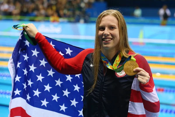 La campeona olímpica Lilly King de los Estados Unidos celebra la victoria después de 100m Breaststroke Final Femenino de los Juegos Olímpicos de Río 2016 — Foto de Stock