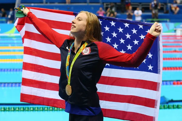 La campeona olímpica Lilly King de los Estados Unidos celebra la victoria después de 100m Breaststroke Final Femenino de los Juegos Olímpicos de Río 2016 — Foto de Stock