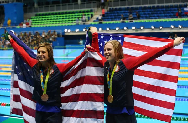 Catherine Meili (L) e Lilly King dos Estados Unidos comemoram após a final dos Jogos Olímpicos Rio 2016 — Fotografia de Stock