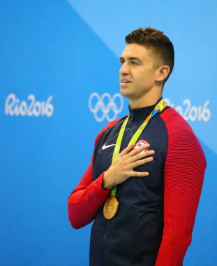 Olimpiyat Şampiyonu Anthony Ervin sonra Erkekler 50m serbest stil finali Rio 2016 Olimpiyatları madalya töreni sırasında Amerika Birleşik Devletleri 