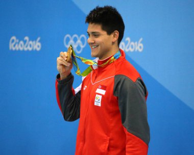 Olimpiyat Şampiyonu Joseph okullaşma Singapur sonra Erkekler 100m kelebek olimpik su sporları stadyum Rio 2016 Olimpiyatları madalya töreni sırasında