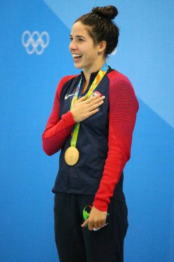 Kadın sonra madalya töreni sırasında Amerika Birleşik Devletleri Olimpiyat Şampiyonu Madeline Dirado Rio 2016 Olimpiyatları Olimpiyat su sporları Stadyumu'nda 200m Sırtüstü